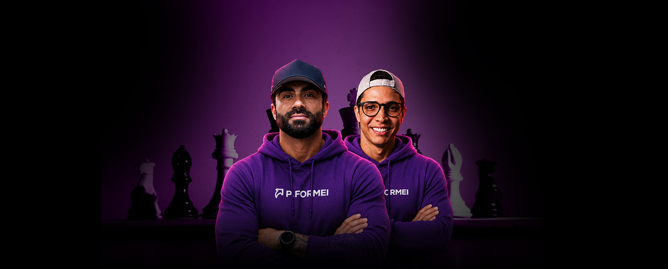 Time P.FORMEI — dupla de moletom com peças de xadrez ao fundo